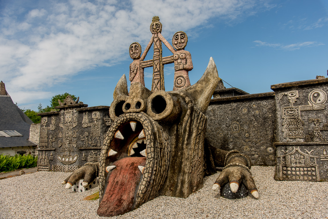 Cossé-le-Vivien. Musée Robert Tatin. le Jardin des Méditations gardé par le Dragon.