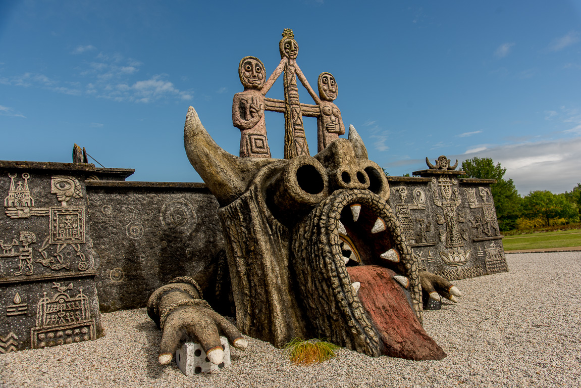 Cossé-le-Vivien. Musée Robert Tatin. le Jardin des Méditations gardé par le Dragon.