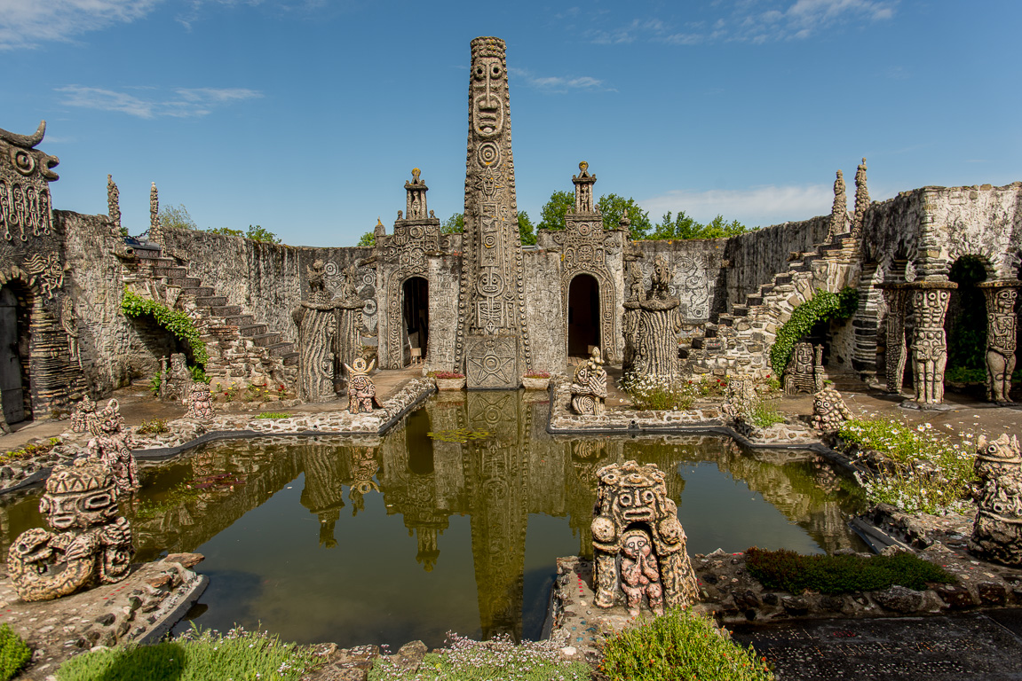 Cossé-le-Vivien. Musée Robert Tatin. Le Jardin des Méditations avec une statue haute de 6 m 50, appelée Notre-Dame-Tout-Le-Monde, lien entre le ciel et la terre.