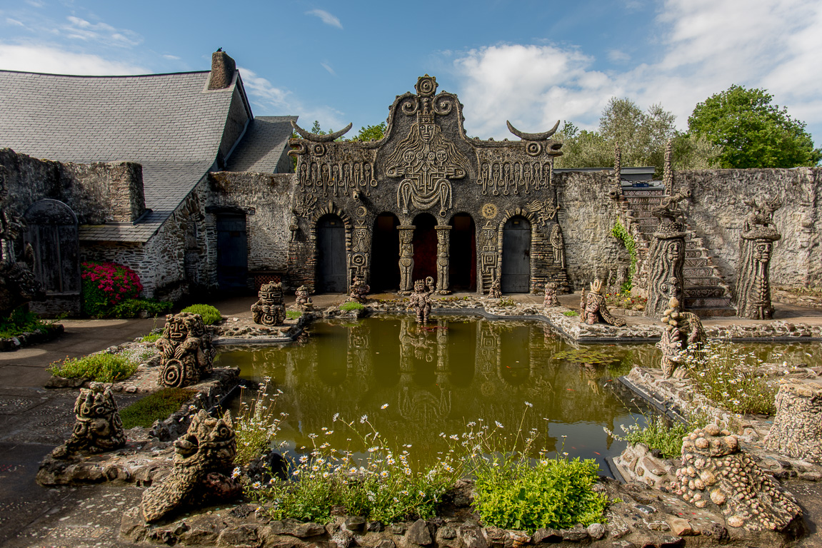 Cossé-le-Vivien. Musée Robert Tatin. La porte du Soleil dans le Jardiin des Méditations.