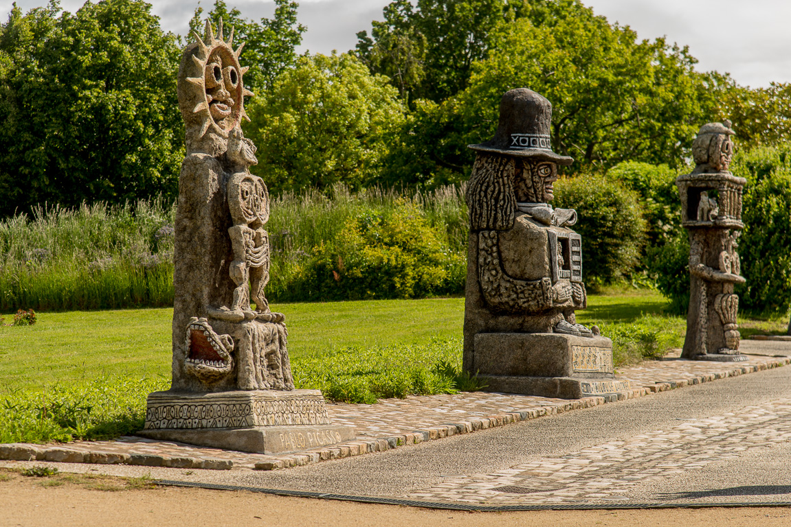 Cossé-le-Vivien. Musée Robert Tatin. L'allée des Géants.