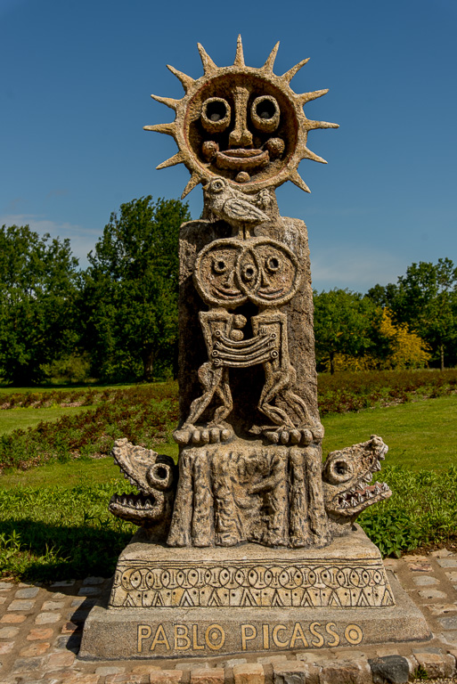 Cossé-le-Vivien. Musée Robert Tatin. L'allée des Géants. Statue dédièe à Picasso.