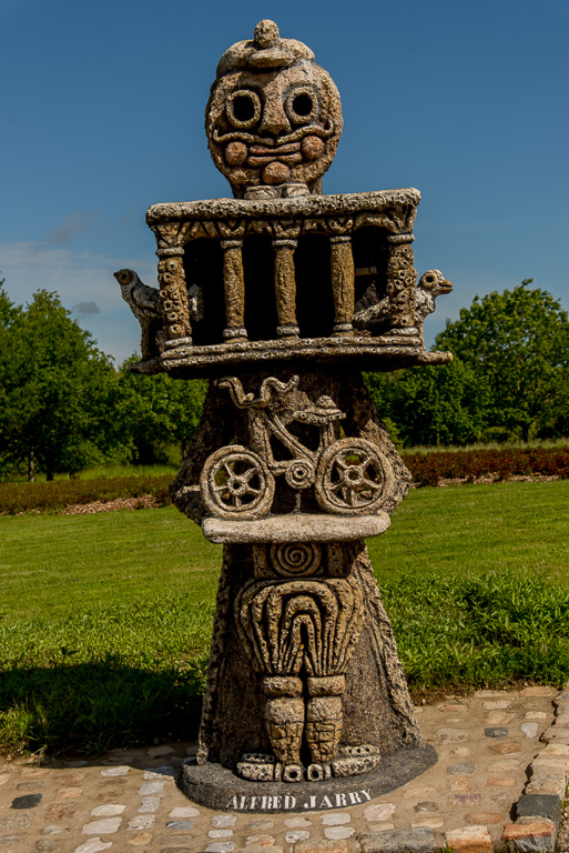 Cossé-le-Vivien. Musée Robert Tatin. L'allée des Géants. Statue dédièe à l'auteur d'Ubu Roi..