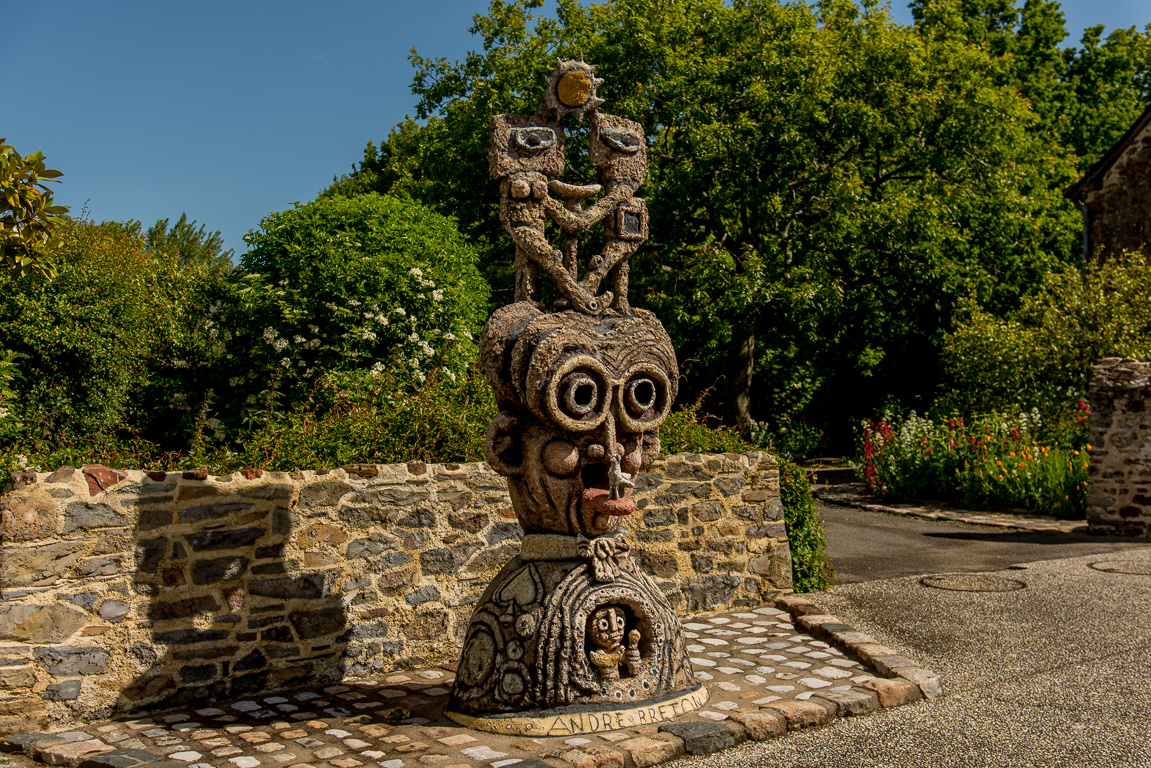 Cossé-le-Vivien. Musée Robert Tatin. L'allée des Géants. Statue dédièe au célèbre Surréaliste.