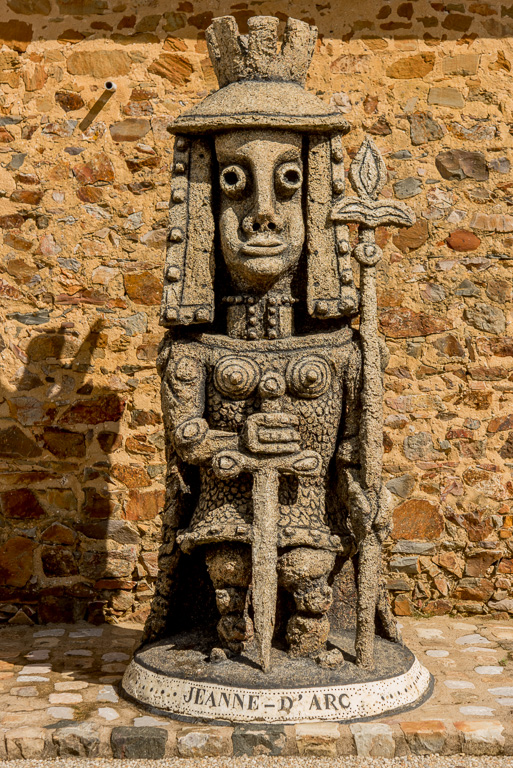 Cossé-le-Vivien. Musée Robert Tatin. L'allée des Géants. Statue dédièe à Jeanne d'Arc .