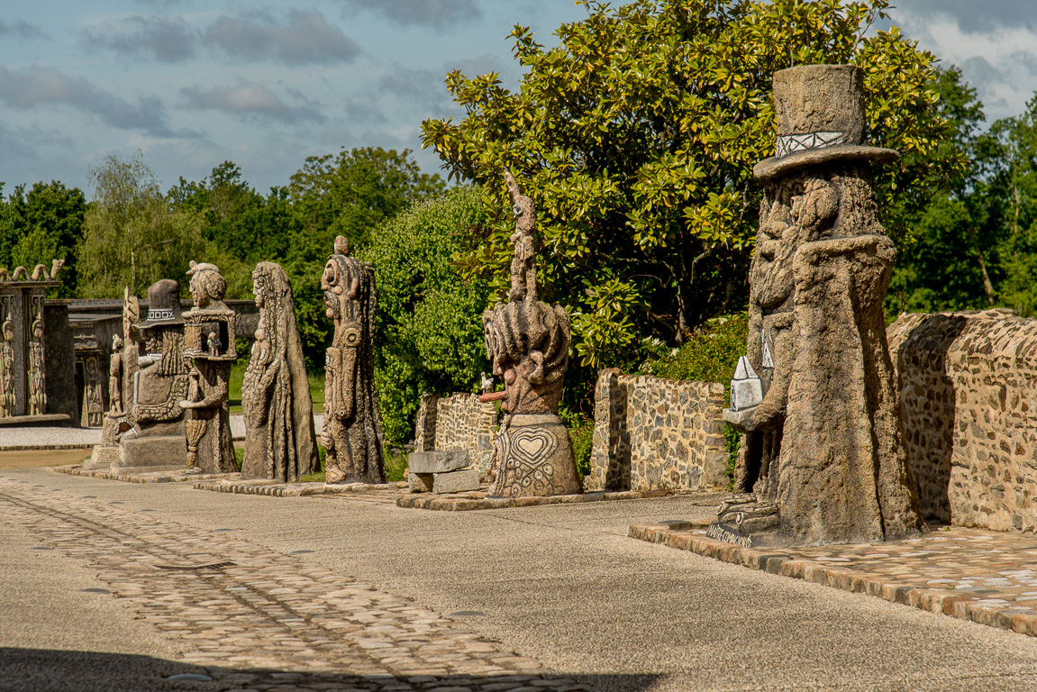 Cossé-le-Vivien. Musée Robert Tatin. L'allée des Géants.