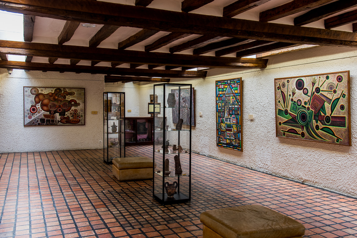 Cossé-le-Vivien. Musée Robert Tatin. Salle des peintures.