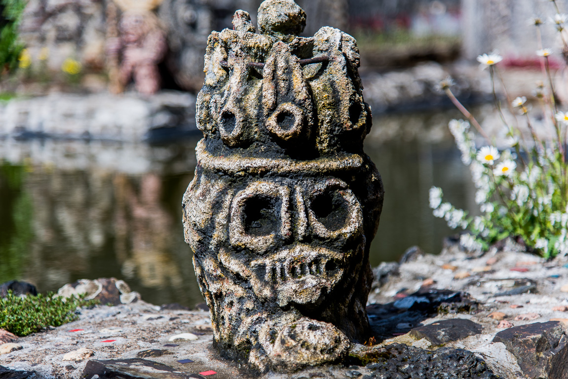 Cossé-le-Vivien. Musée Robert Tatin. Tête sculptée, dans le Jardiin des Méditations.