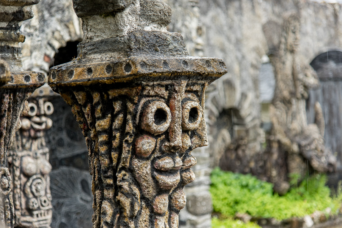 Cossé-le-Vivien. Musée Robert Tatin. Tête sculptée, dans le Jardiin des Méditations.