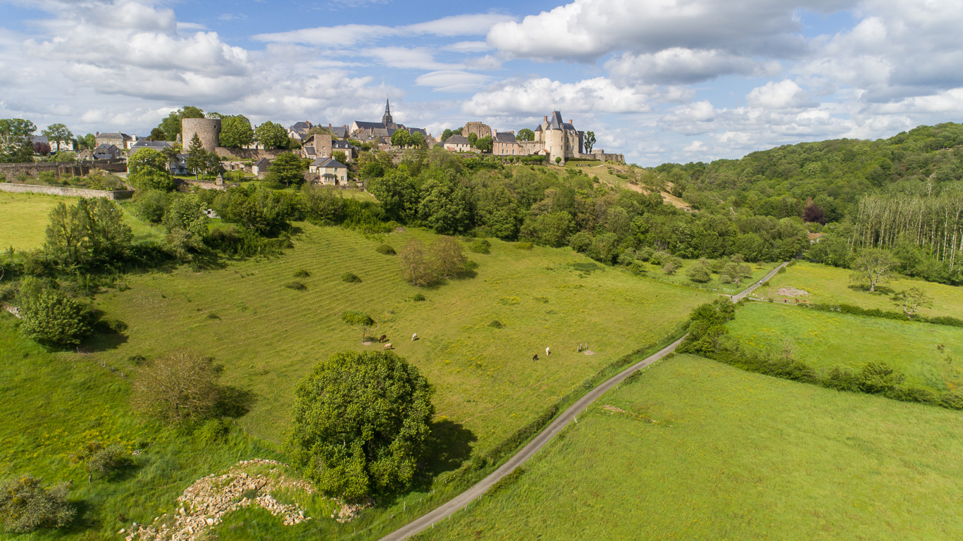 Sainte-Suzanne.. Vue aérienne du sud--est