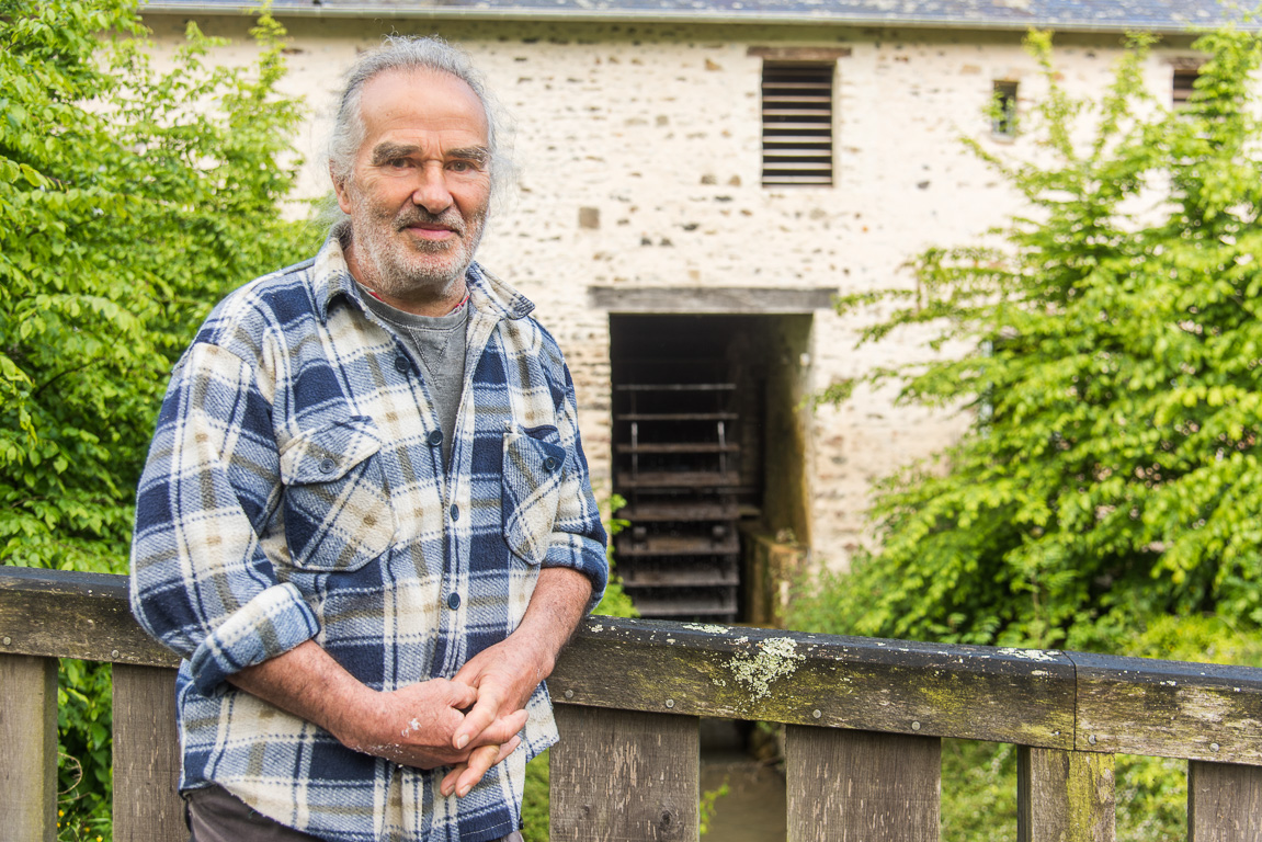 Sainte-Suzanne. Carlos devant le Grand-Moulin à Papier.