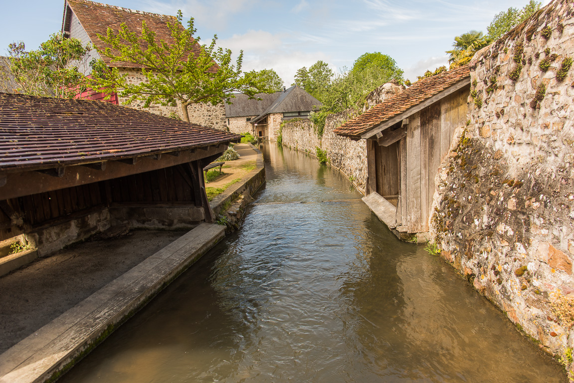 Sainte-Suzanne.. Les lavoirs.