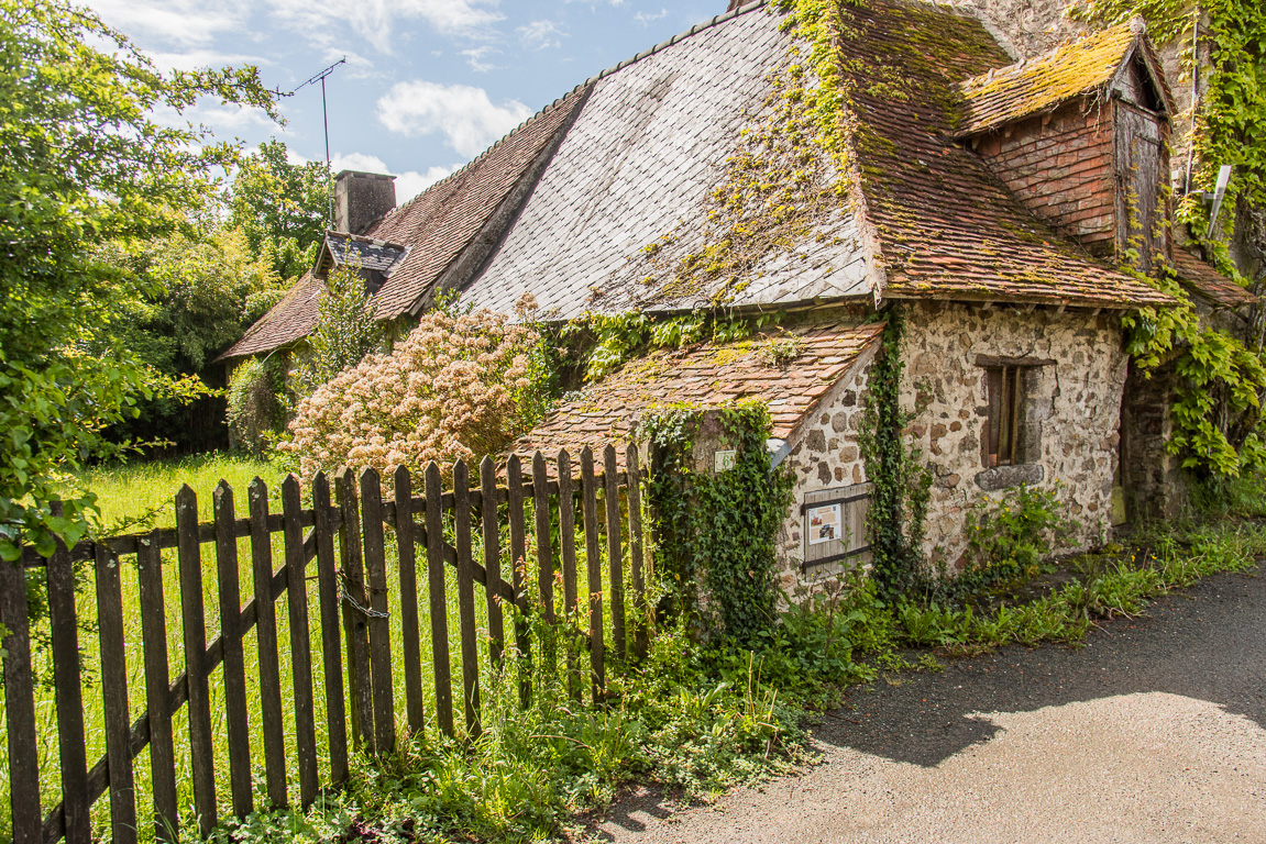 Sainte-Suzanne.. Petite maison à côté du château Gaillard.