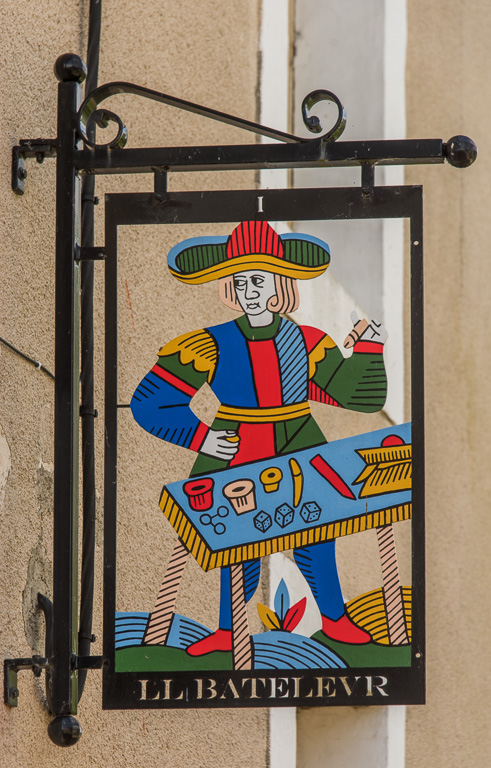 Sainte-Suzanne. Enseigne dans le village, plaque d'un aout du tarot..