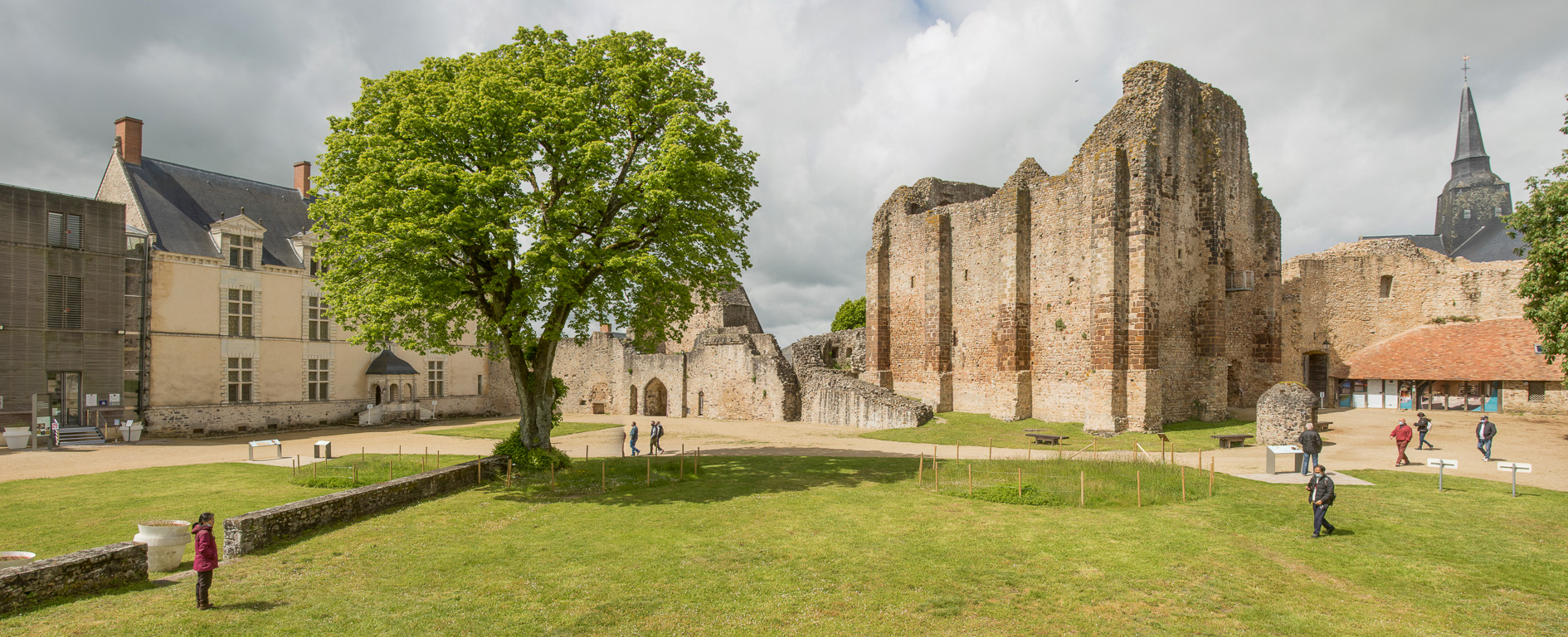 Sainte-Suzanne. La cour du Château avec logis de Fouquet de la Varenne et le donjon du XIème