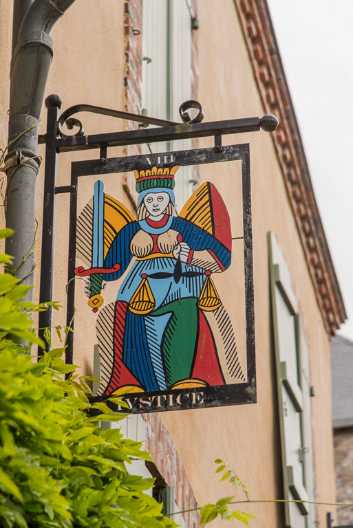 Sainte-Suzanne. Enseigne dans le village, Atout du Tarot.