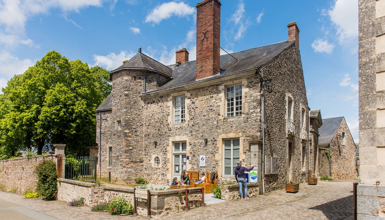 Sainte-Suzanne. Le Manoir de la Butte Verte, actuellement l’Office de Tourisme