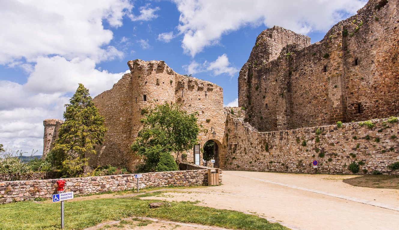 Sainte-Suzanne. Entrée actuel du Château avec le donjon à droite.