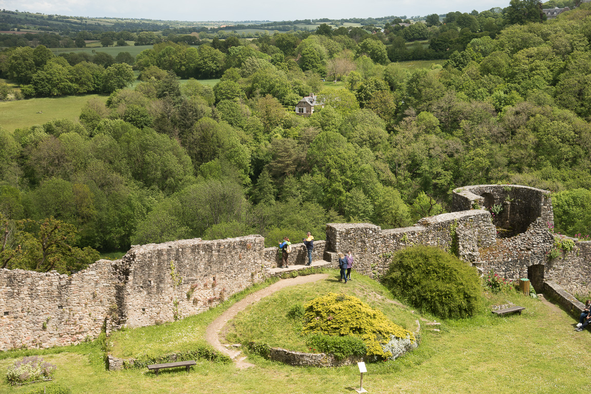 Sainte-Suzanne. Les remparts du Château vues de l’intérieur.