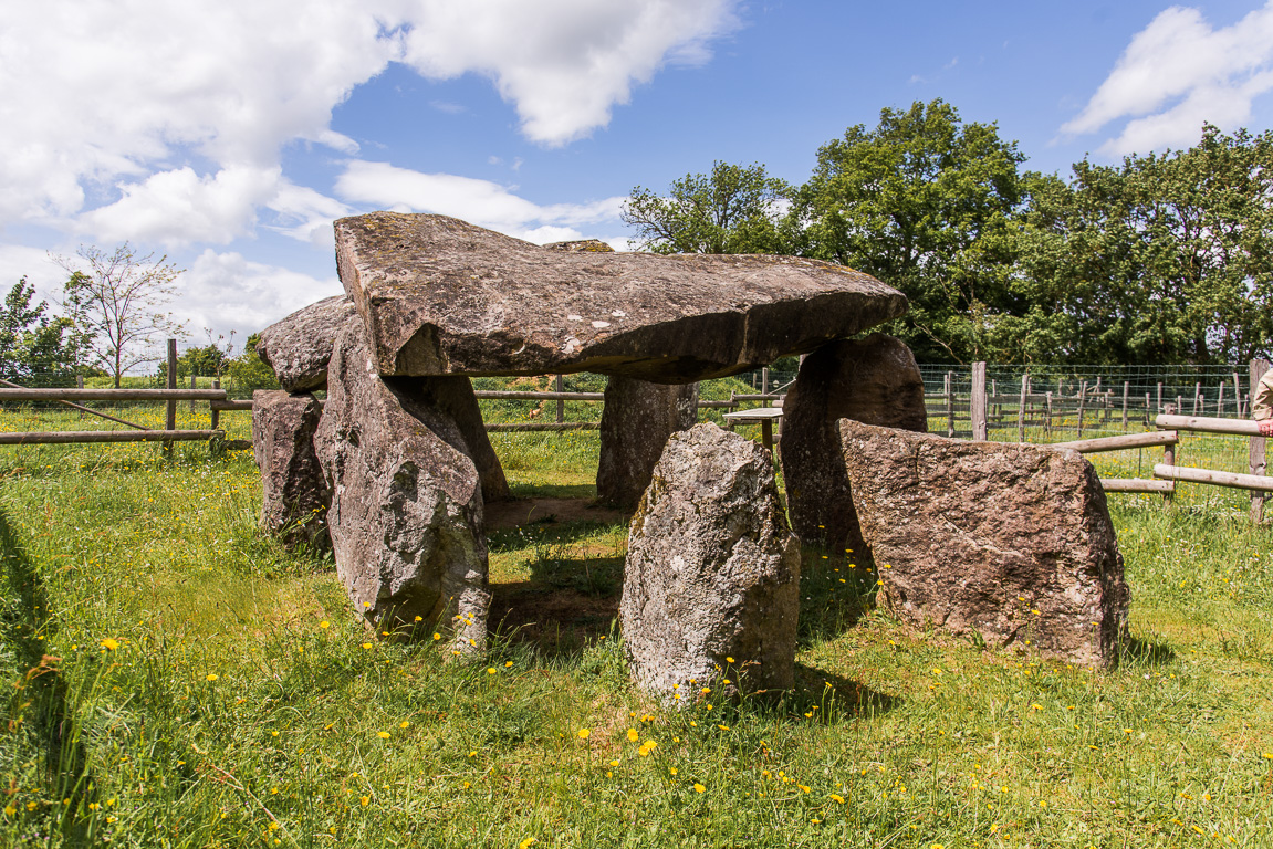 Sainte-Suzanne. Dolmen de l’Erve.