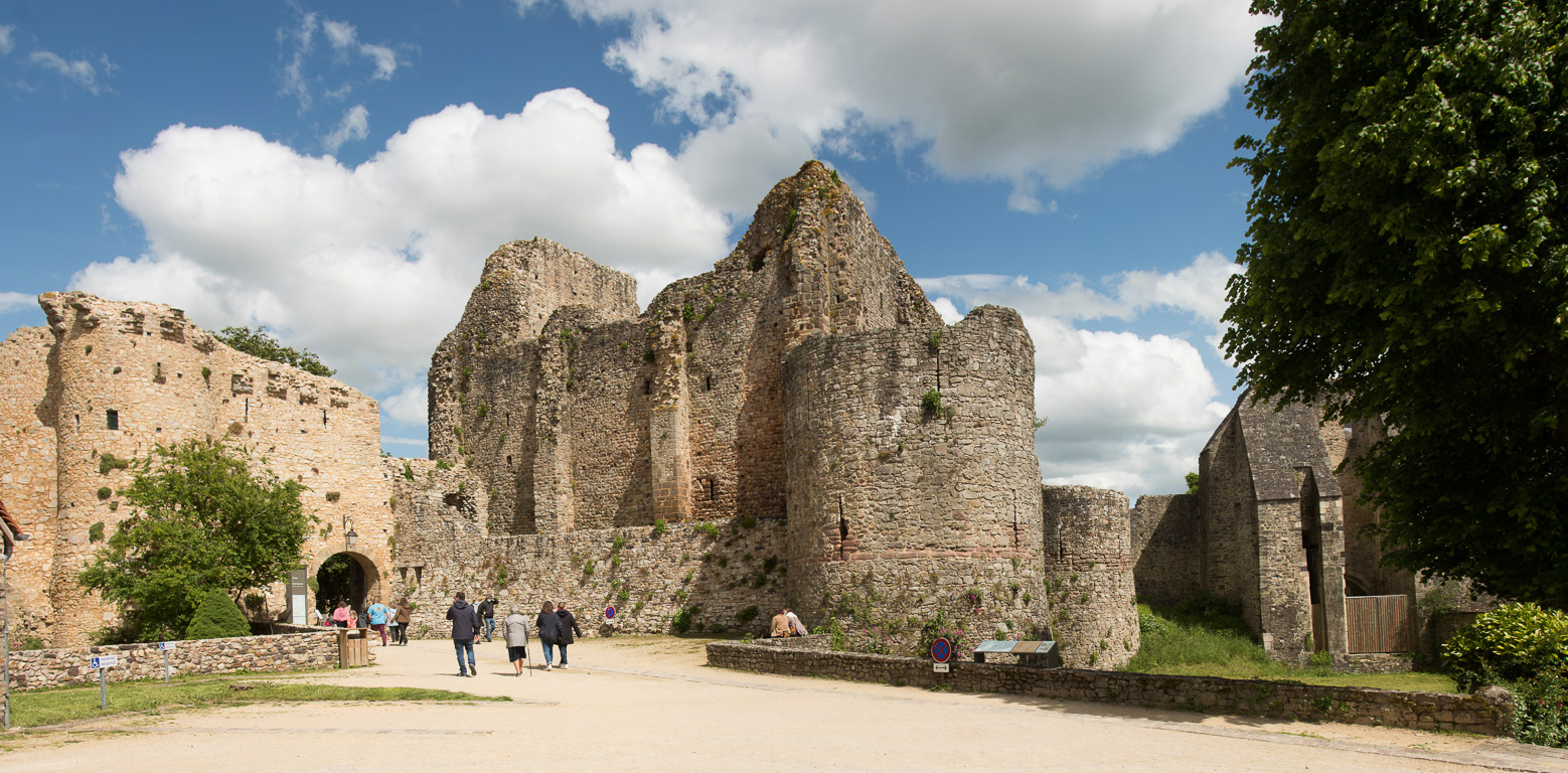 Sainte-Suzanne. Vue de l’extérieur du Château avec l’entrée original à droite.