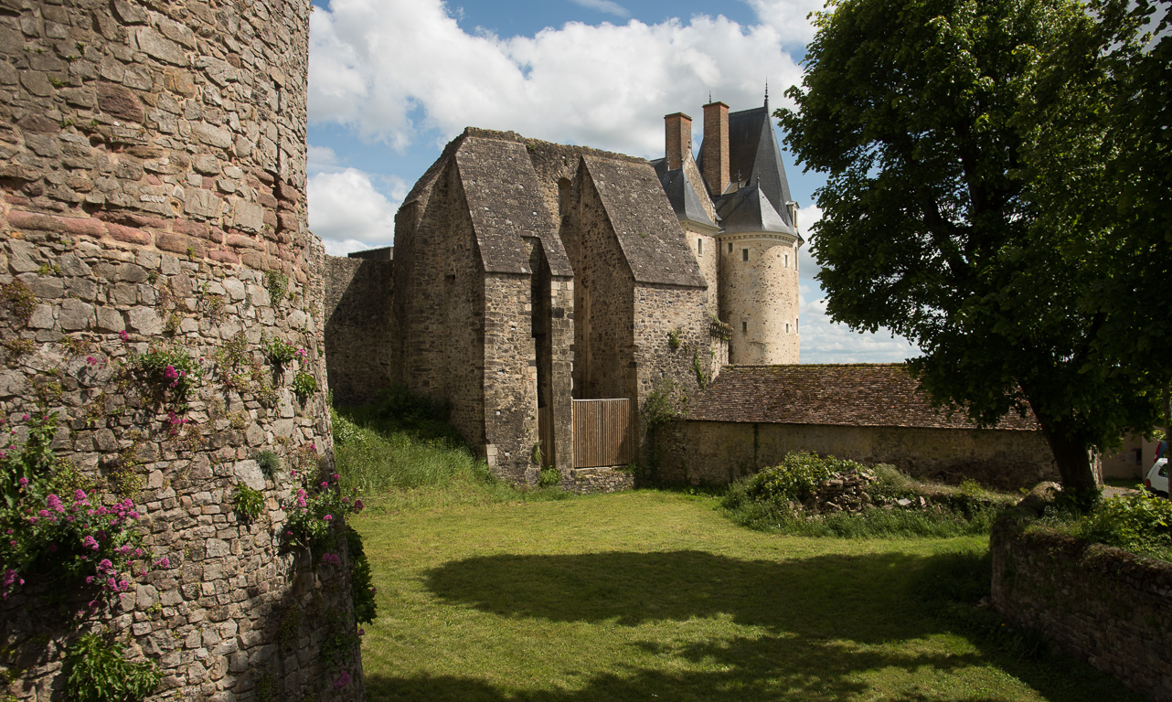 Sainte-Suzanne. Entrée originale du château..