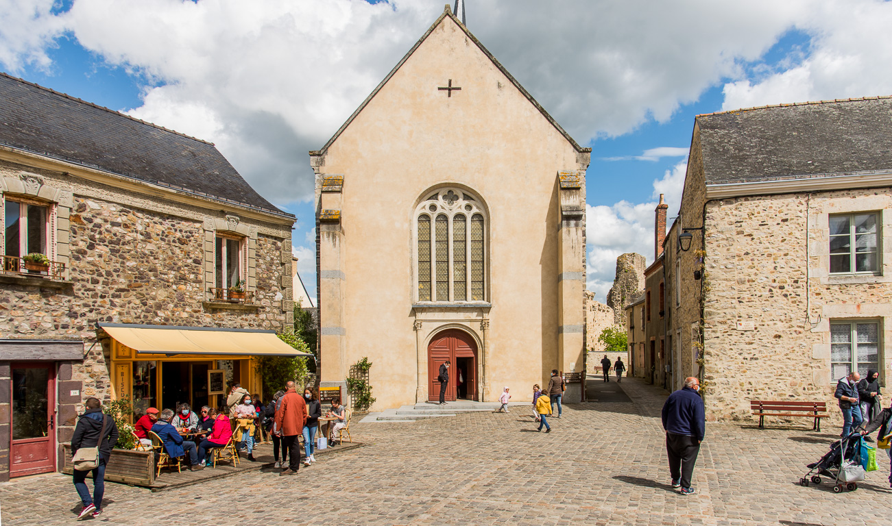 Sainte-Suzanne.. Place Hubert II de Beaumont avec l'église.