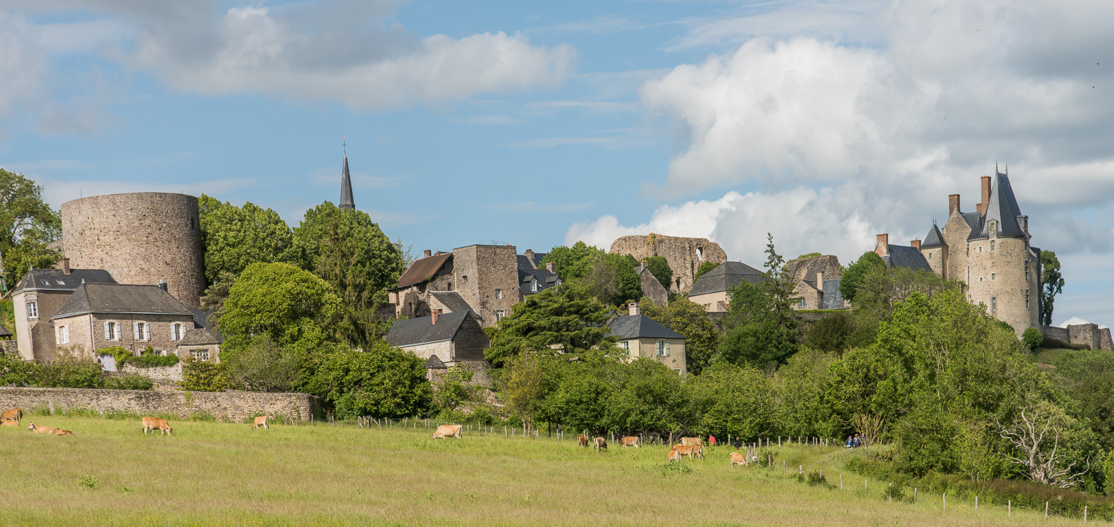 Sainte-Suzanne.. Vue panoramique de sud.