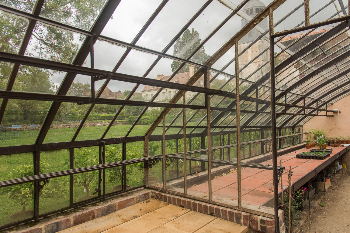 La serre "salon de thé" dans le  jardin historique  du  collège Royal.