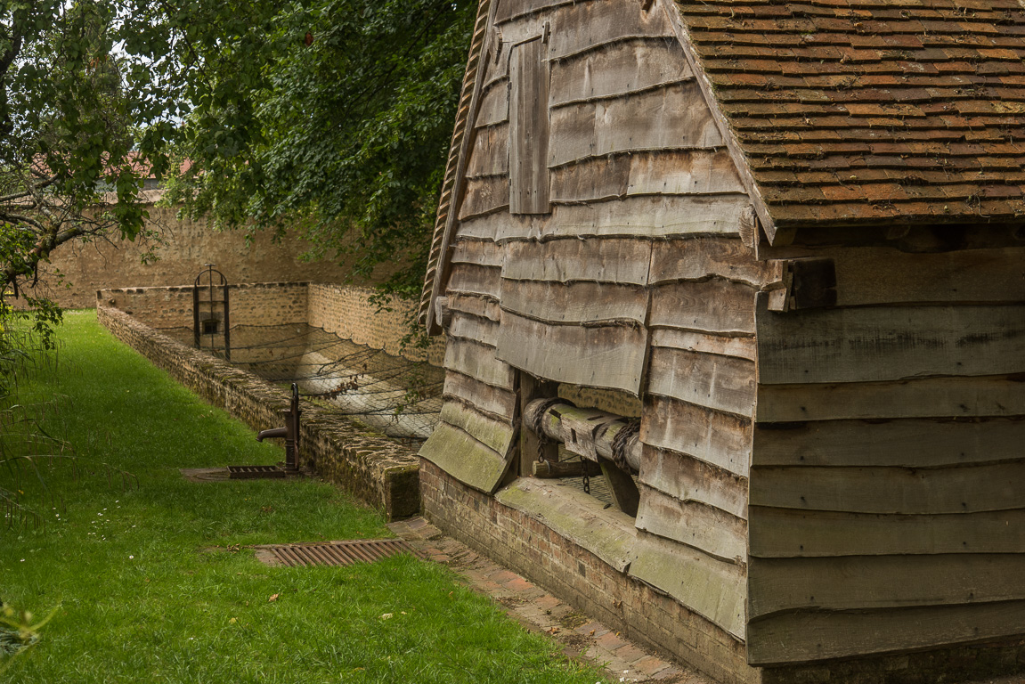 L'ancien lavoir et sa roue permettant de monter ou descendre le plancher de lavage. Le long bassin était utilisé comme vivier par les moines.