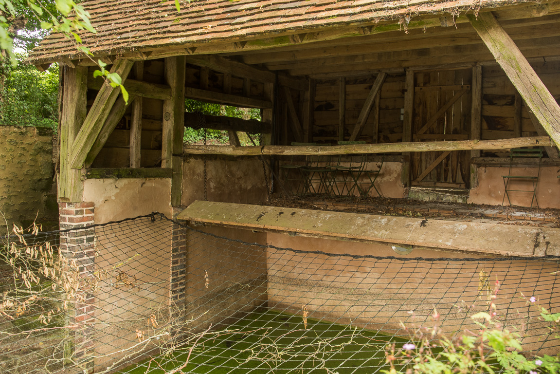 L'ancien lavoir avec sa roue permettant de monter ou descendre le plancher de lavage.