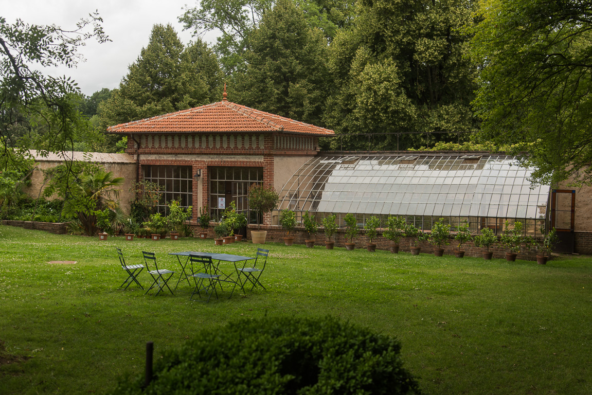 La serre "salon de thé" dans le  jardin historique  du  collège Royal.