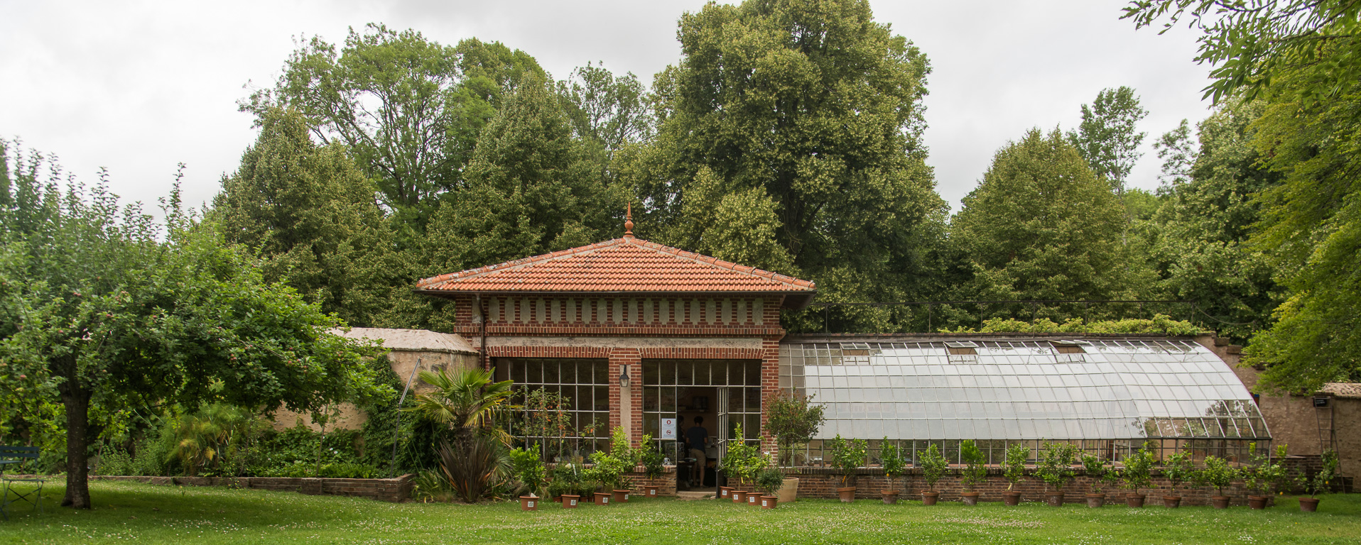 La serre "salon de thé" dans le  jardin historique  du  collège Royal.
