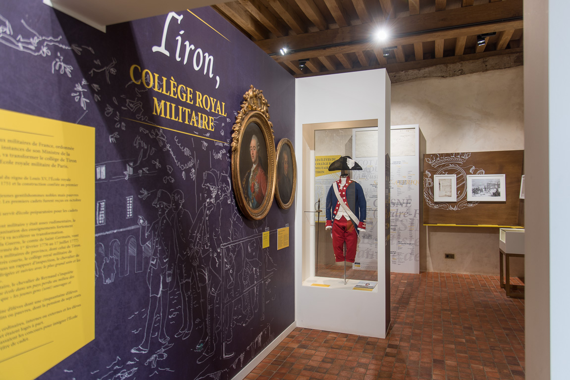 Le Musée du Collège Royal. L'uniforme des anciens élèves réalisé à l'identique.