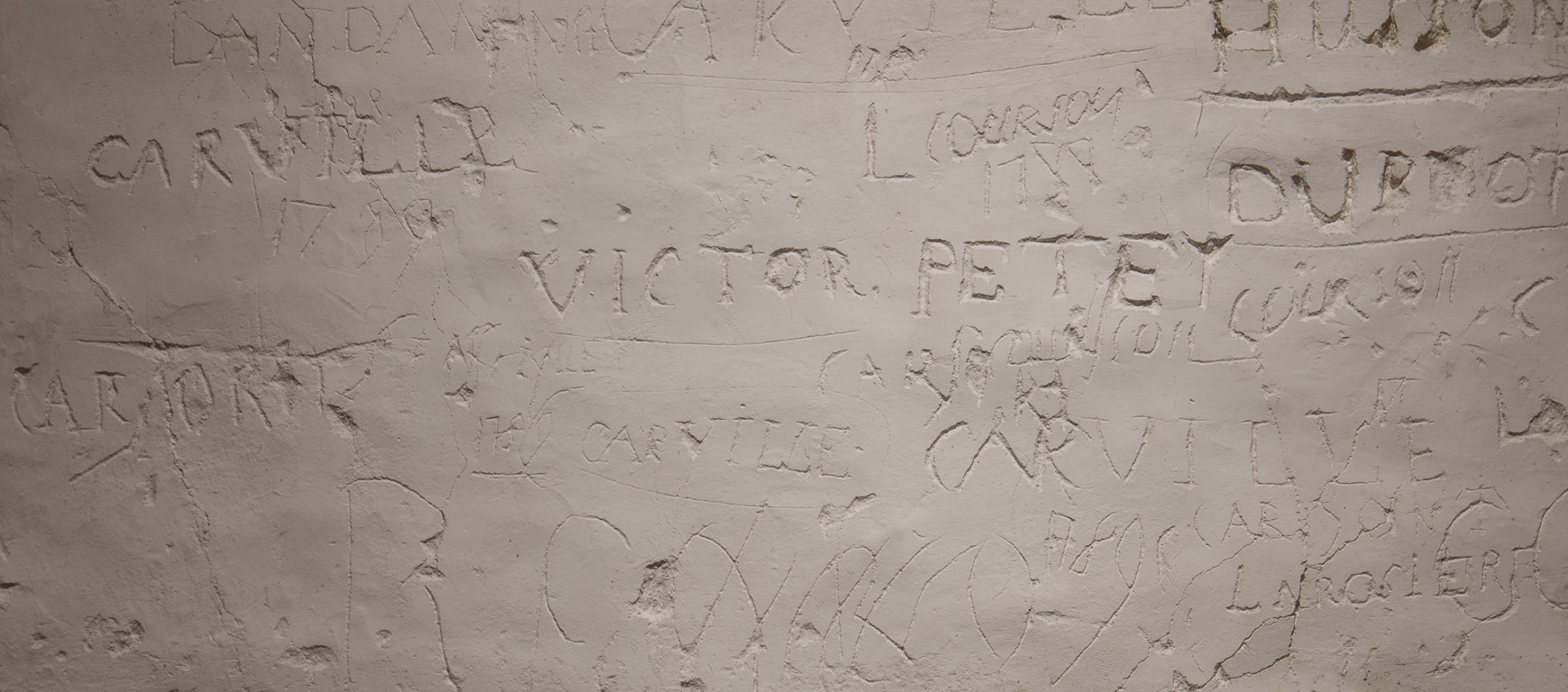 Le Musée du Collège Royal. Graffiti des anciens collégiens.