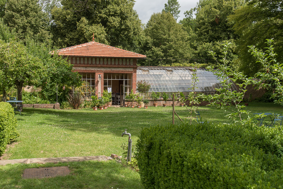 La serre "salon de thé" dans le  jardin historique  du  collège Royal.