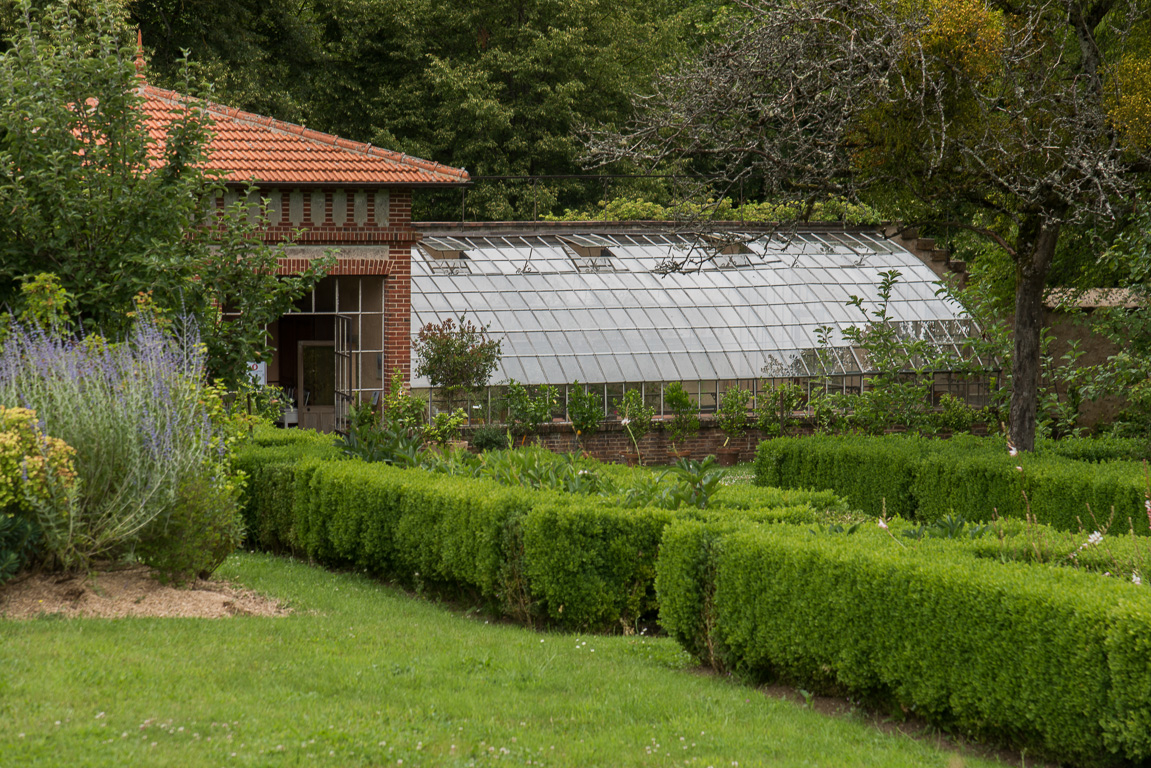 La serre "salon de thé" dans le  jardin historique  du  collège Royal.