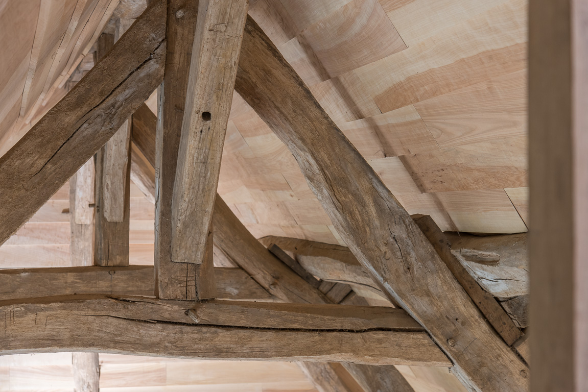 Le collège Royal. Entrait retroussé et ferme réalisés en vieux bois de chêne.