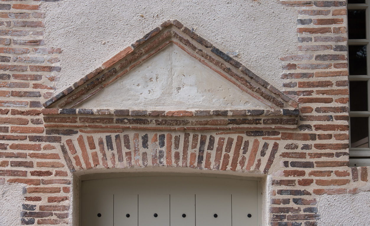 Le Musée du Collège Royal. Imposte au dessus de la porte d'une salle de classe. Le nom des matières enseignées y était inscrit.