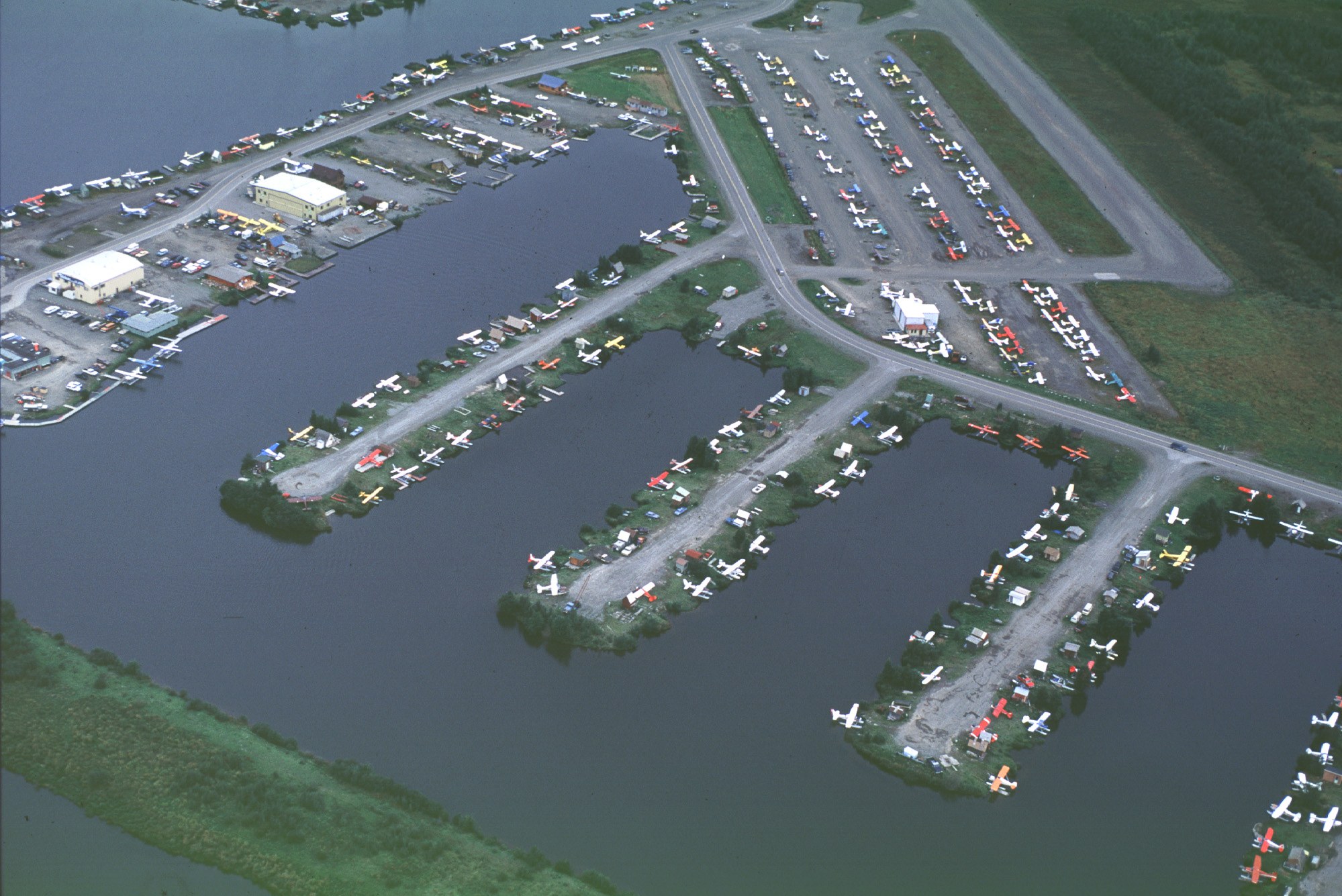 Ce n'est pas un port à bateau, mais un "garage" d'hydtravions près de l'aéroport d'Anchorage.