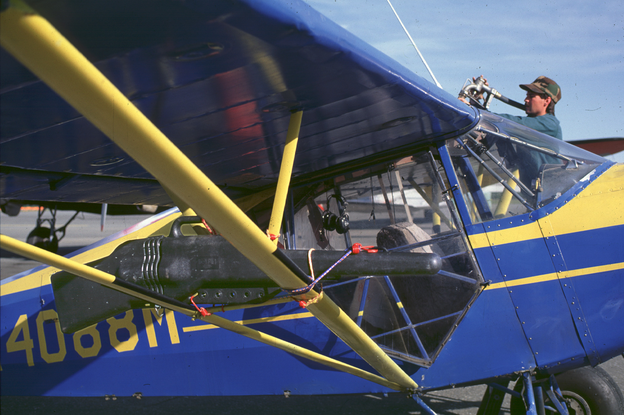 Ici, l'hydravion fait office de véhicule "tout-terrain". Il faut savoir se protéger d'éventuelles attaques d'ours, ce pilote a fixé sa carabine soius l'aile de l'appareil et il l'an attaché à l'aide sandow.