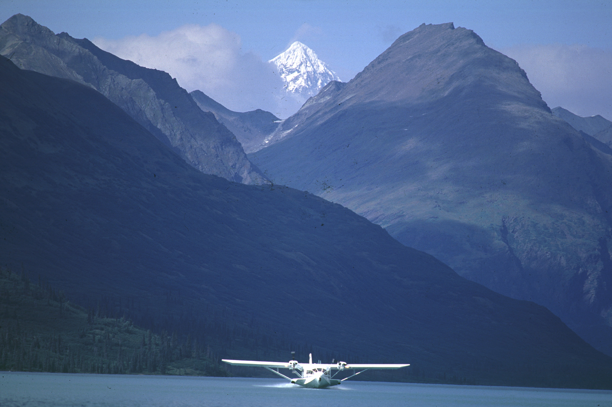 Explorer est en train de se poser sur un lac.