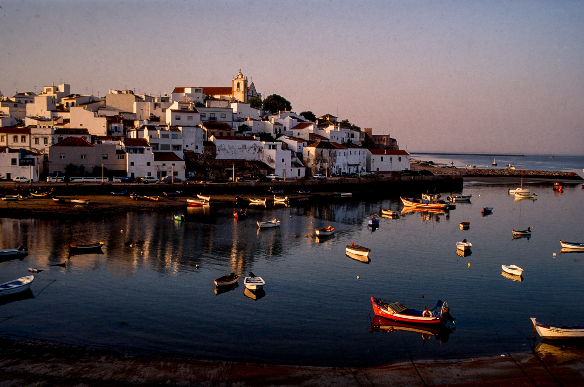 Ferragudo ; le port de pêche au petit matin