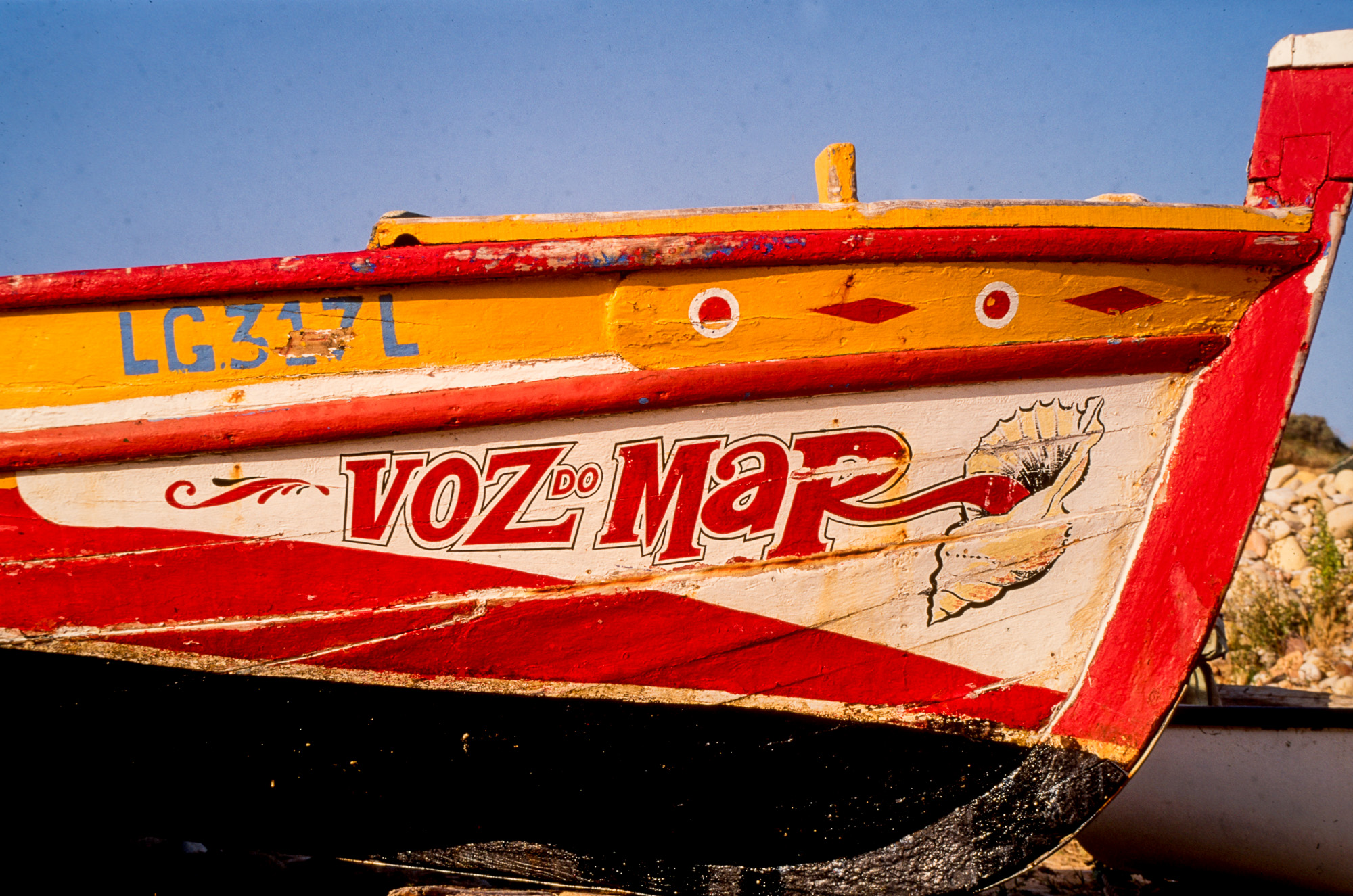 Salema : proue de bateau de pêche sur la plage