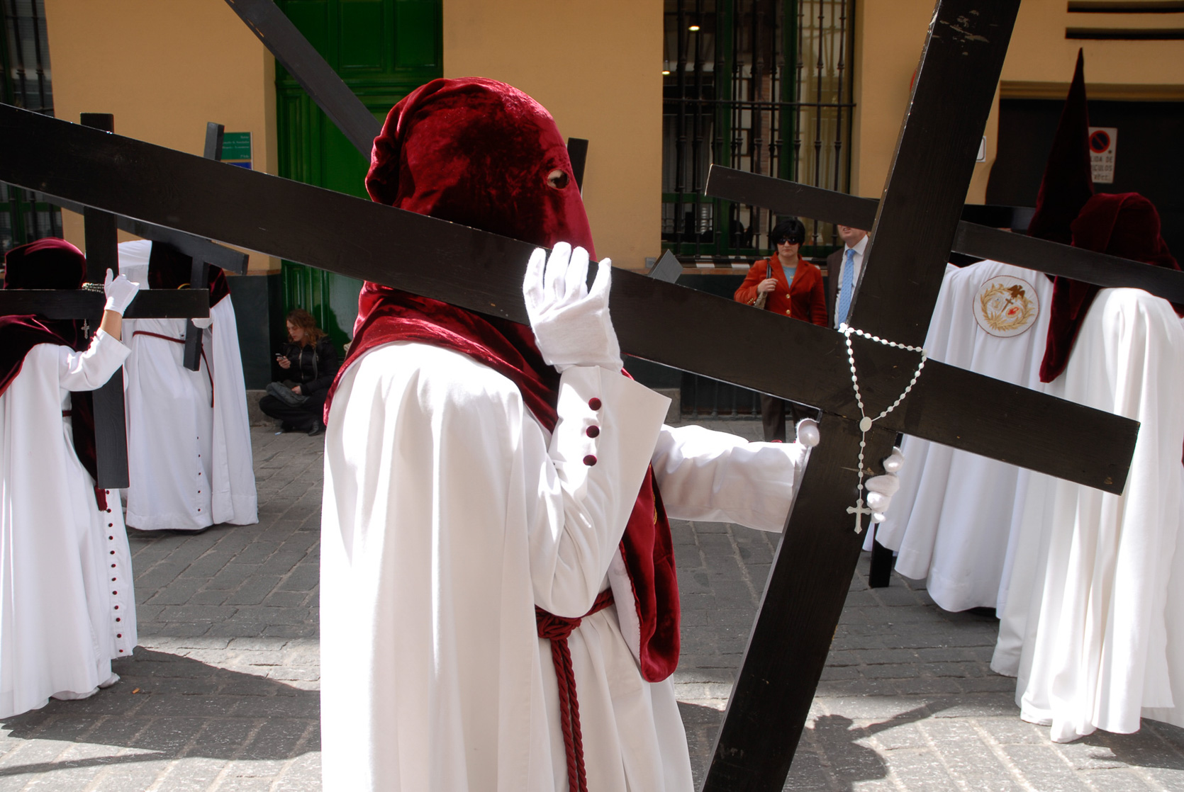 Plaza Don Juan de Austria. Défilé de pénitents pendant la semaine Sainte.