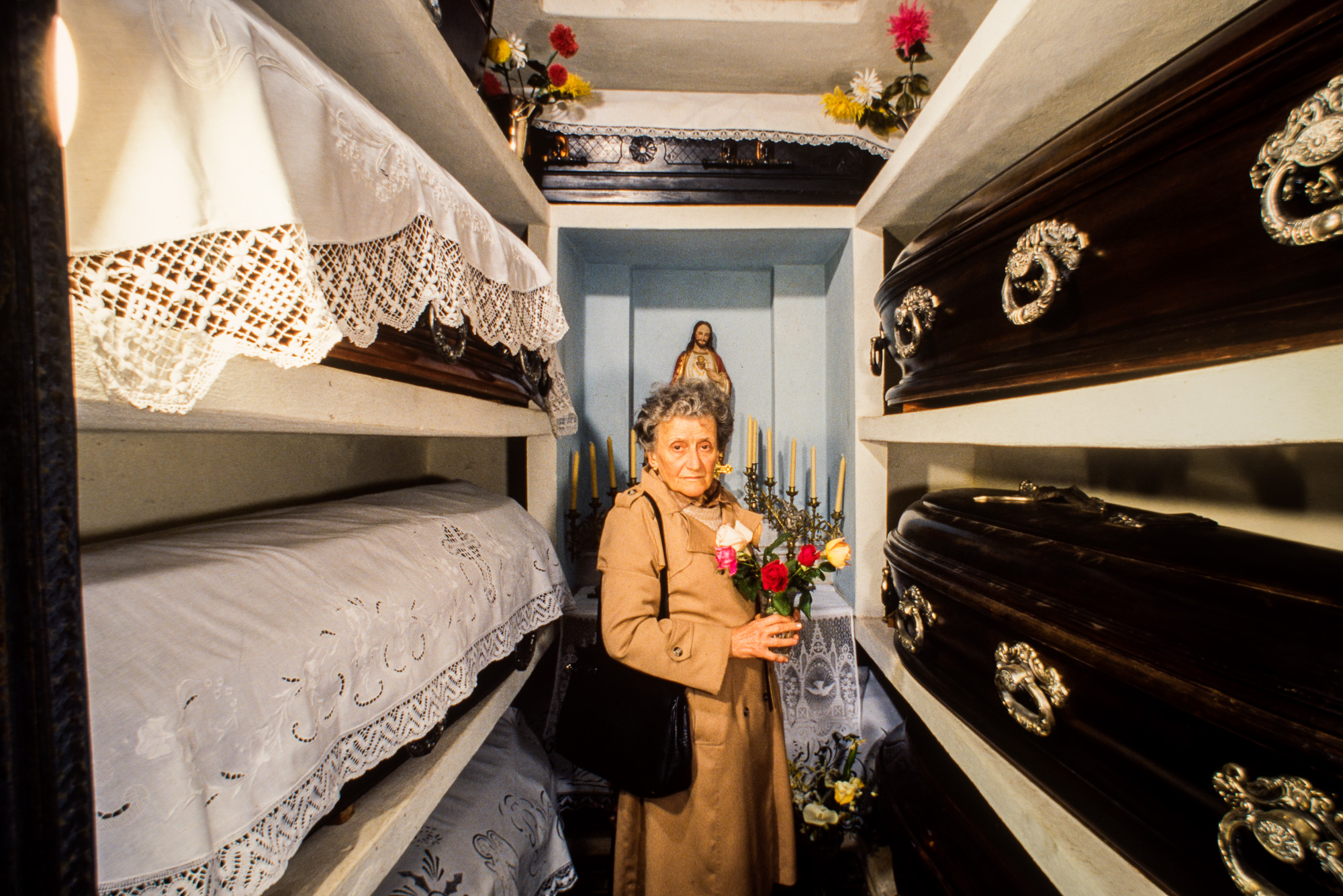 Français installés depuis un siècle et demi. Dans les tombes argentines, les cercueils sont exposés pour l'éternité sur des niches ouvertes.