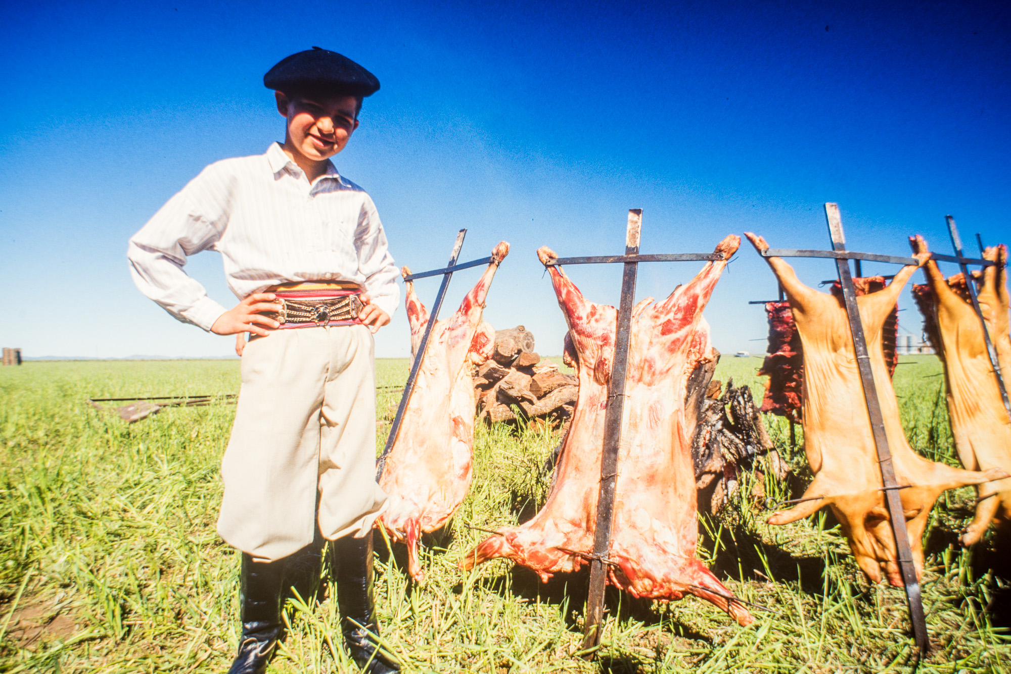 Français installés depuis un siècle et demi. Asado de mouton et porc cuit devant les flammes.