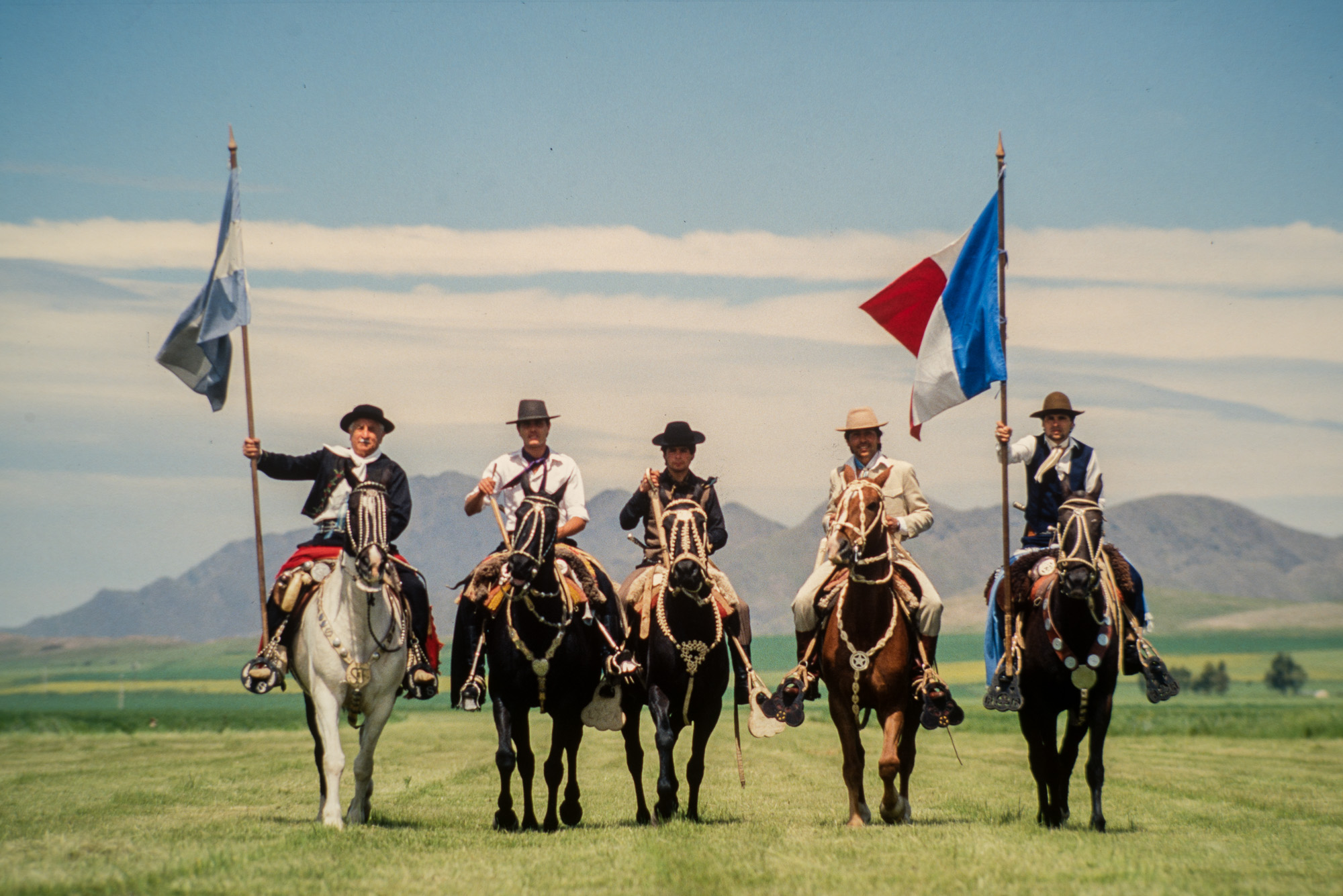 Français installés depuis un siècle et demi. Gauchos arborant les drapeaux Argentin et Français.