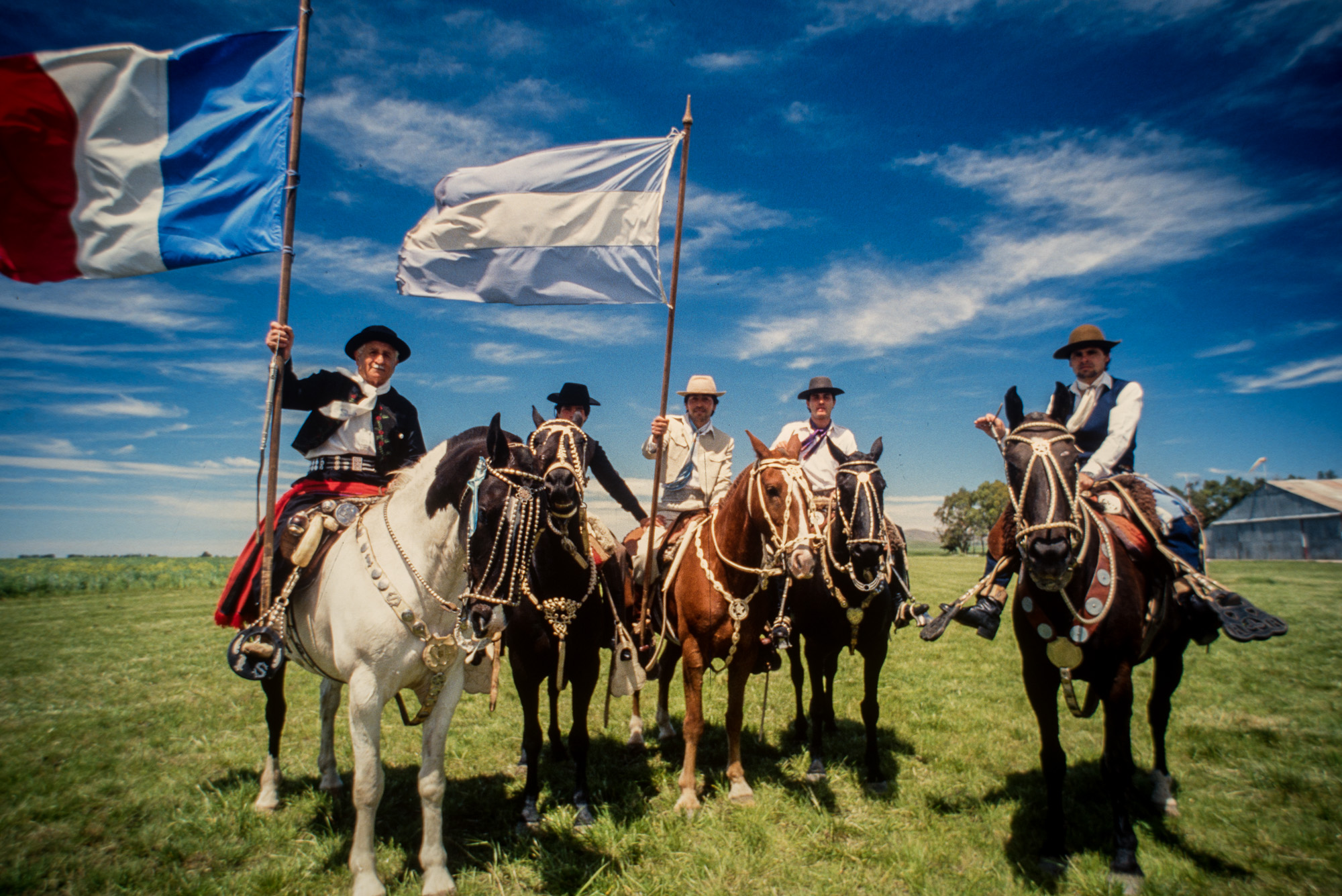 Français installés depuis un siècle et demi. Gauchos arborant les drapeaux Argentin et Français.