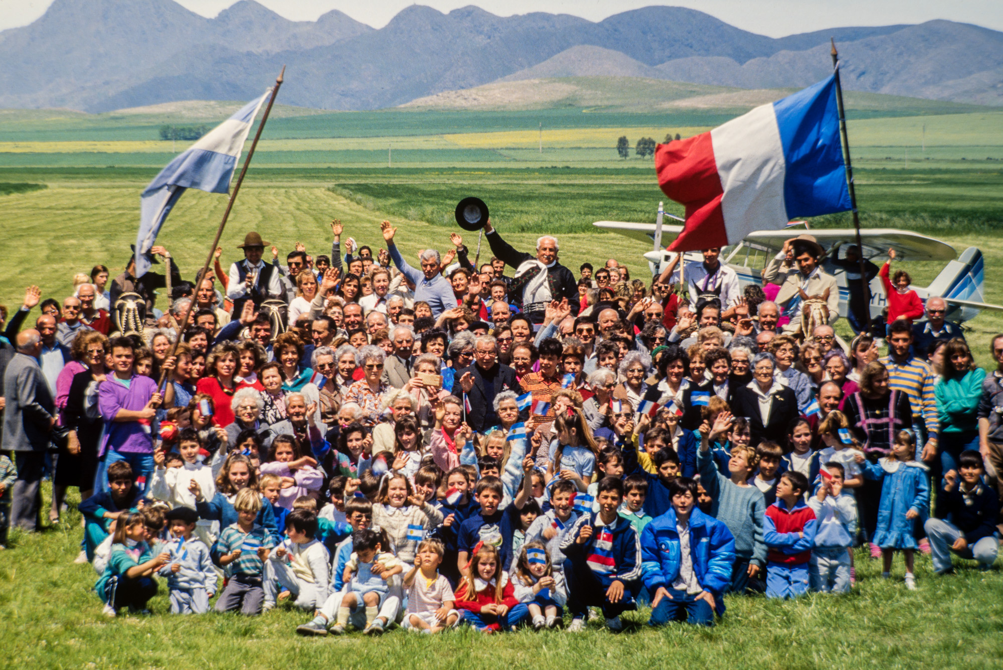 Français installés depuis un siècle et demi.250 habitants d'origine française posent devant l'aérogare du village.